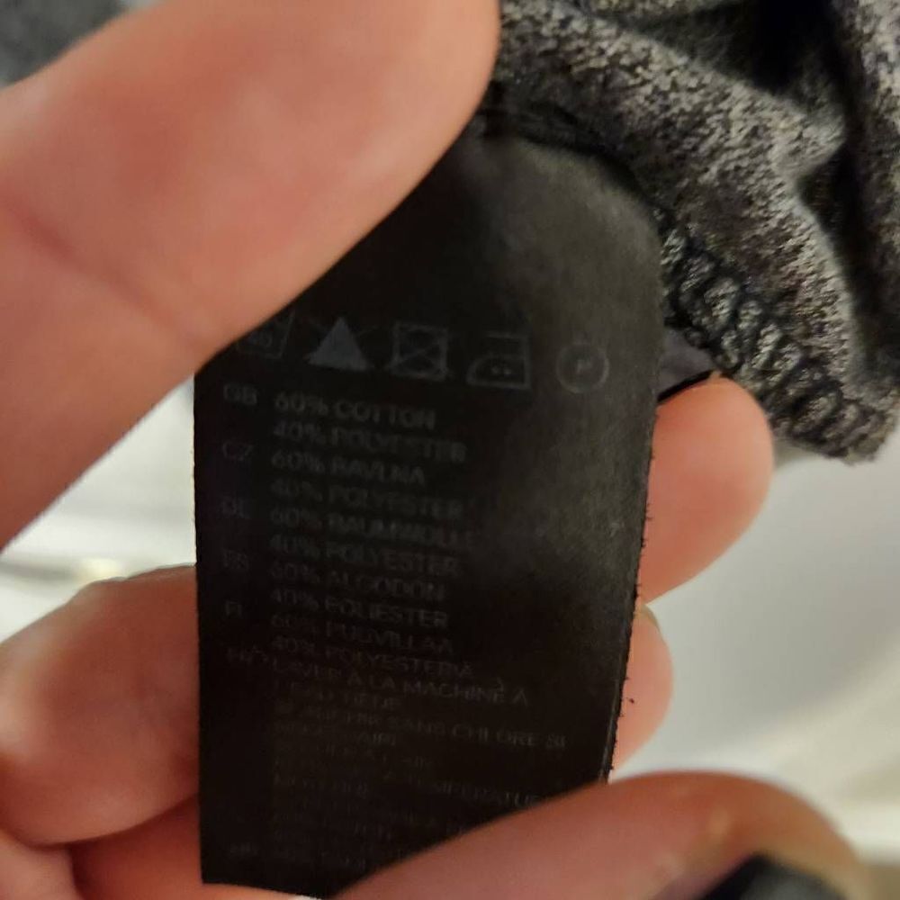 H&M gray v-neck t-shirt  - Picture 4 of 6